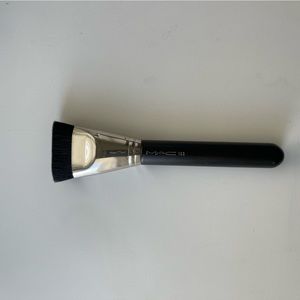 MAC 163 Flat Contour Brush